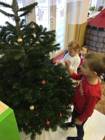 Zdobení vánočního stromečku v MŠ
